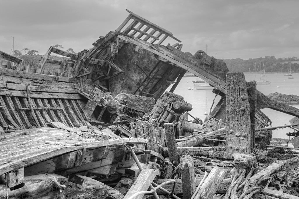 HDR Cimetiere a bateaux B&W scheepskerkhof scheepswrakken scheepswrak urbex quelmer rance bretagne frankrijk kerkhof schip schepen boot boten graffiti strand zwart wit foto